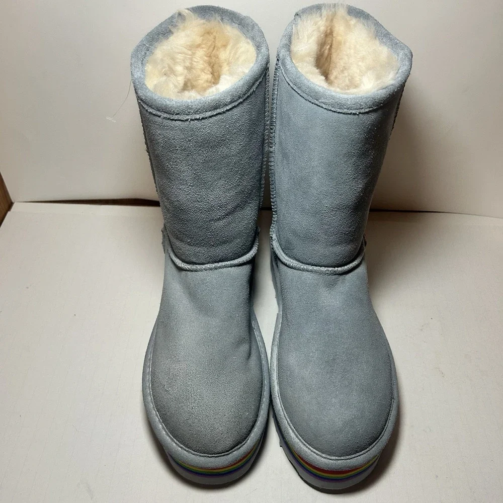 BearPaw Retro Elle Platform Boot Blue Fog Women's Size 9 Model 2486W Rainbow